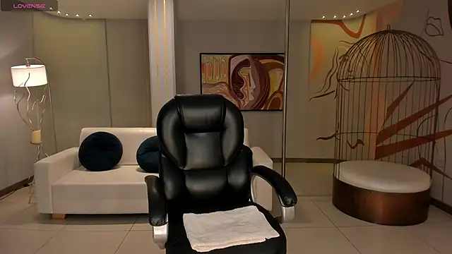 LizzHamilton   online show from November 26, 8:42 pm