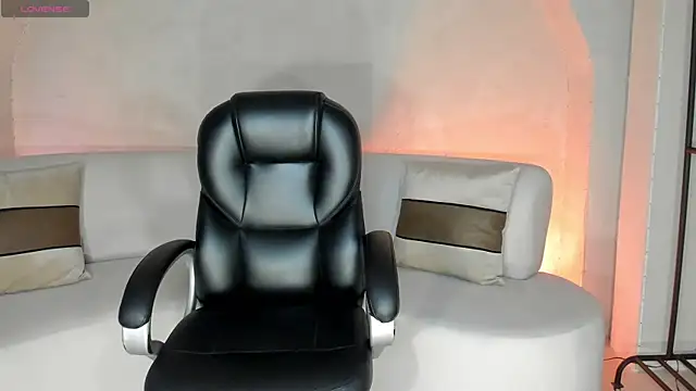 LizzHamilton   online show from September 13, 7:47 pm