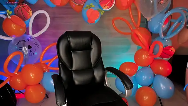 LizzHamilton   online show from October 31, 8:49 pm