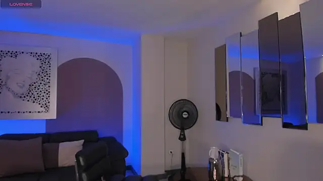 LizzHamilton   online show from November 13, 9:30 pm