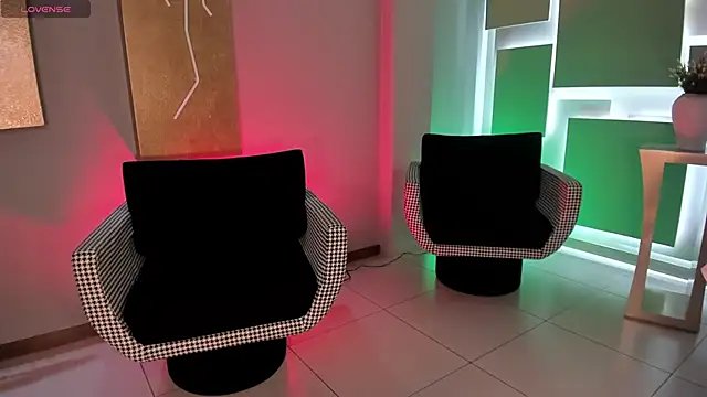 LizzHamilton   online show from October 11, 8:10 pm