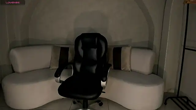 LizzHamilton   online show from November 10, 9:09 pm