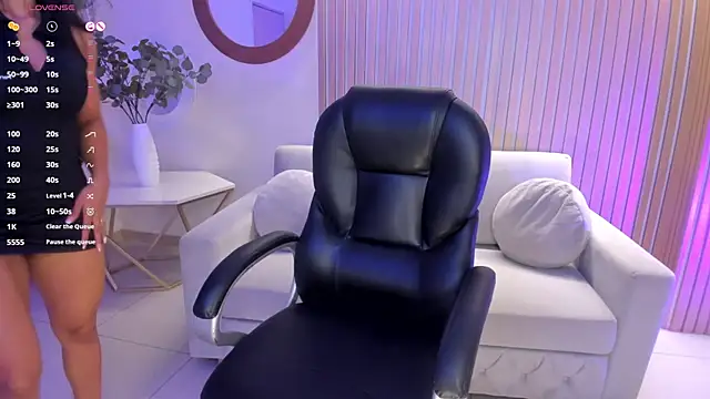 LizzHamilton   online show from March 13, 9:16 pm