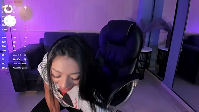 LizzHamilton   online show from March 7, 9:06 pm
