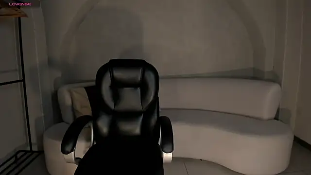 LizzHamilton   online show from November 6, 10:25 pm