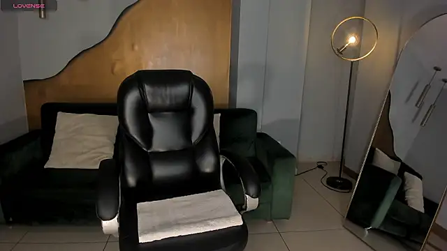 Snapshot of LizzHamilton__ chatting on February 4, 9:10 pm LizzHamilton online show from February 4, 9:10 pm