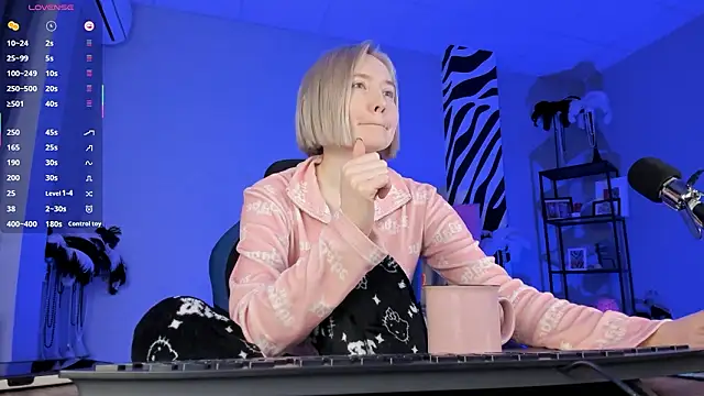 ReiYosimoto online show from February 7, 5:43 pm