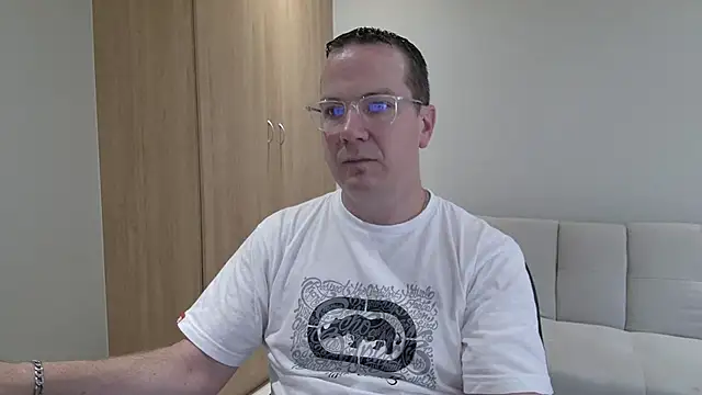 BrettJ81 online show from November 30, 2:29 pm