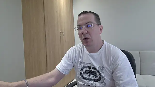 BrettJ81 online show from December 20, 9:12 am