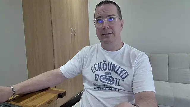 BrettJ81 online show from December 17, 1:16 pm