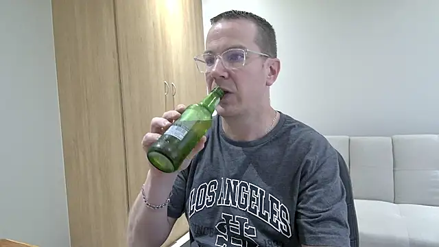 BrettJ81 online show from March 25, 2:38 pm