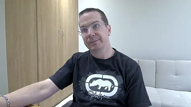BrettJ81 online show from April 19, 11:44 am