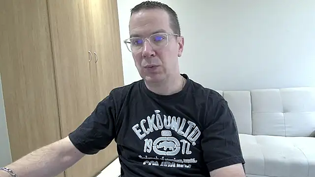 BrettJ81 online show from April 3, 6:31 am