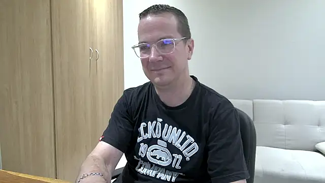 BrettJ81 online show from April 15, 2:54 pm