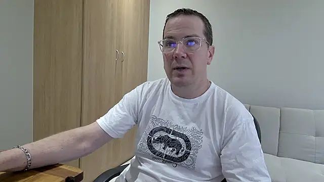 BrettJ81 online show from November 3, 2:20 pm