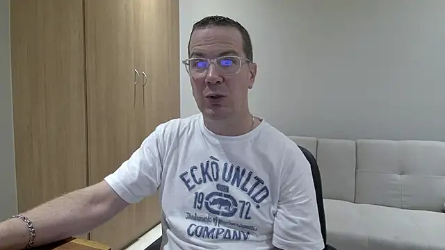 BrettJ81 online show from April 22, 3:08 pm