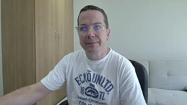 BrettJ81 online show from April 12, 9:01 am