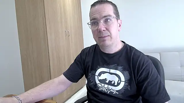 BrettJ81 online show from April 4, 12:12 pm