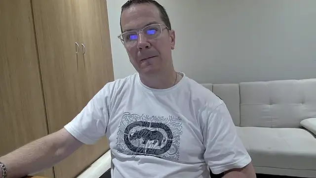 BrettJ81 online show from April 5, 6:25 pm