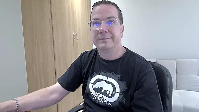 BrettJ81 online show from December 1, 9:43 am