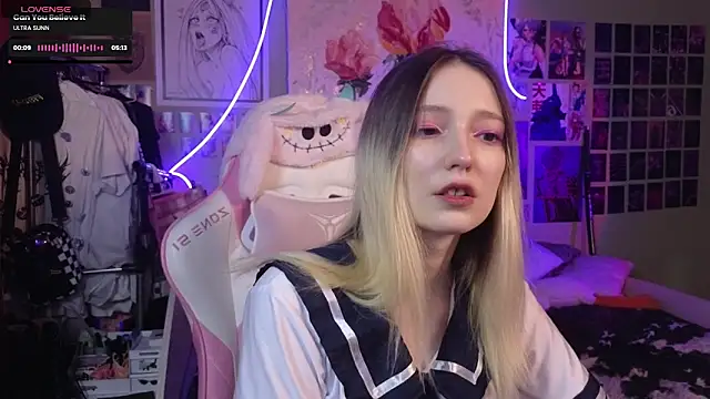 Snapshot of Evie_Ro chatting on March 11, 9:04 pm Evie Ro online show from March 11, 9:04 pm