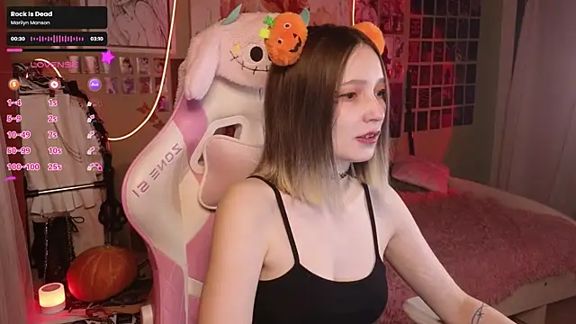 Snapshot of Evie_Ro chatting on October 28, 12:11 am Evie Ro online show from October 28, 12:11 am