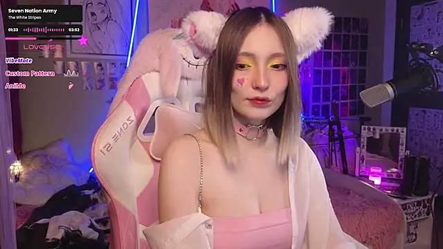 Snapshot of Evie_Ro chatting on November 22, 10:08 pm Evie Ro online show from November 22, 10:08 pm