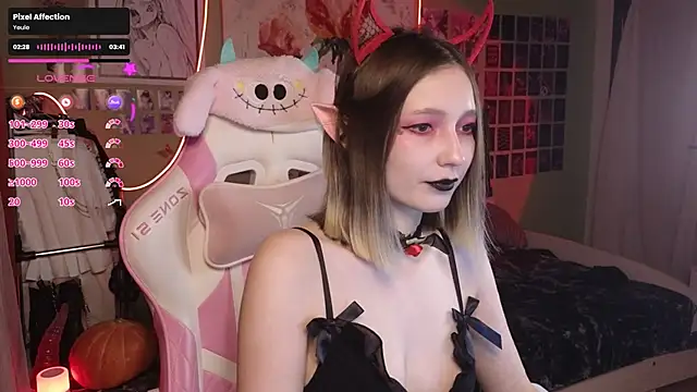 Snapshot of Evie_Ro chatting on October 28, 8:30 pm Evie Ro online show from October 28, 8:30 pm