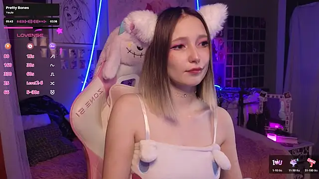 Snapshot of Evie_Ro chatting on November 8, 8:56 pm Evie Ro online show from November 8, 8:56 pm