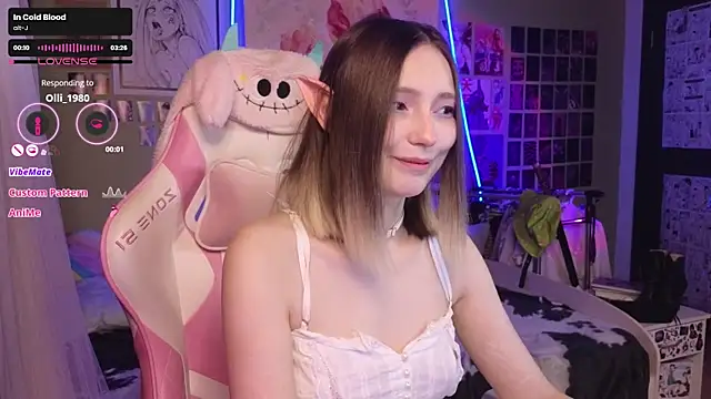 Snapshot of Evie_Ro chatting on December 16, 12:37 am Evie Ro online show from December 16, 12:37 am