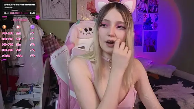 Snapshot of Evie_Ro chatting on February 18, 4:15 am Evie Ro online show from February 18, 4:15 am