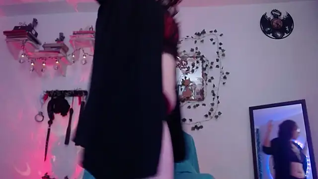 Snapshot of Eve_Blue77 chatting on October 12, 7:21 am Eve Blue77 online show from October 12, 7:21 am