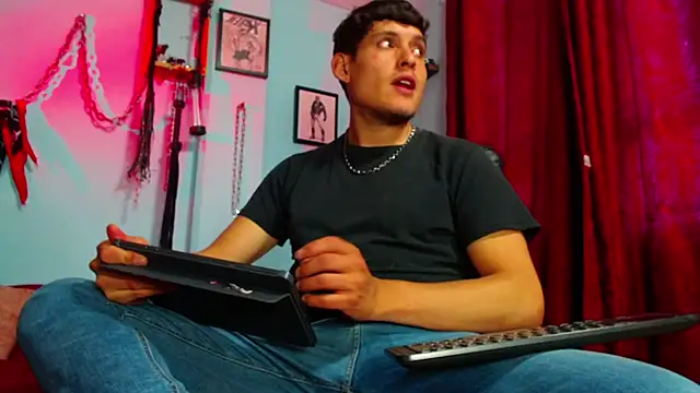 dom2travelersss online show from March 25, 2:49 pm