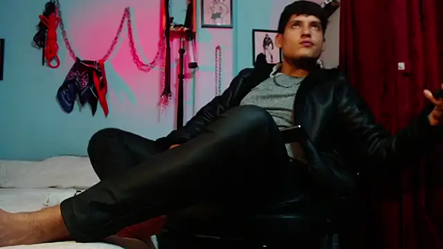 dom2travelersss online show from March 29, 10:55 pm