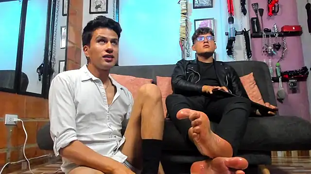 dom2travelersss online show from February 7, 2:58 pm