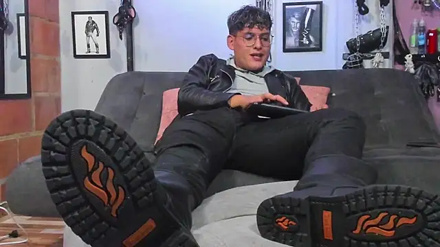 dom2travelersss online show from February 16, 10:22 pm