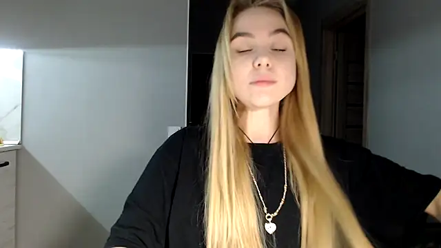 Snapshot of Sunbeam_ chatting on December 5, 11:01 pm Sunbeam online show from December 5, 11:01 pm