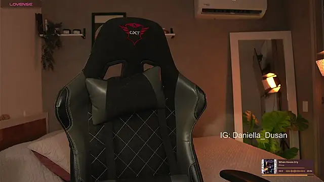 DaniDusan  online show from January 6, 10:26 pm