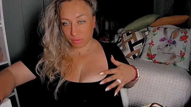 Snapshot of CumOnMy_Tits chatting on July 1, 2:12 am CumOnMy Tits online show from July 1, 2:12 am