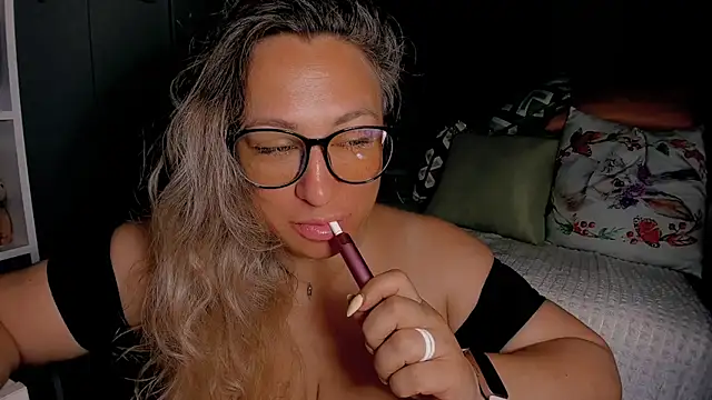 Snapshot of CumOnMy_Tits chatting on July 5, 3:55 am CumOnMy Tits online show from July 5, 3:55 am