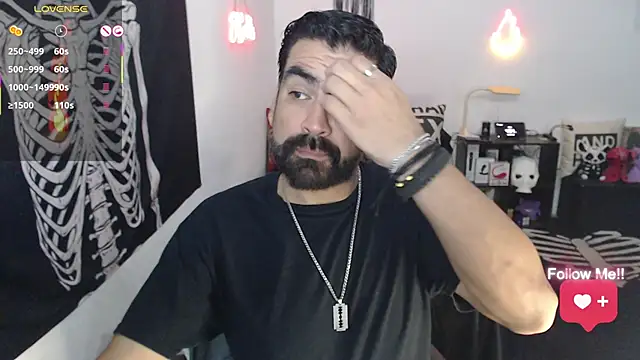 soyelcarlitos  online show from April 28, 10:52 am
