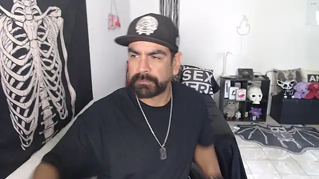 soyelcarlitos  online show from May 3, 5:38 pm