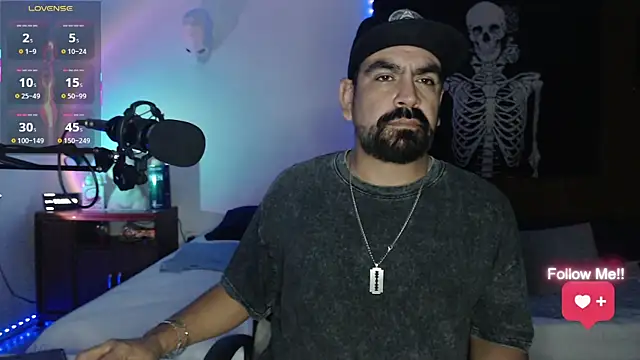 soyelcarlitos  online show from September 9, 5:17 am