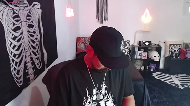 soyelcarlitos  online show from April 22, 9:21 pm