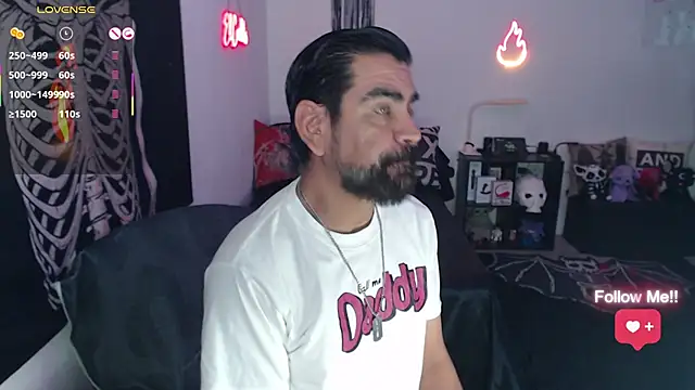 soyelcarlitos  online show from May 12, 1:17 pm