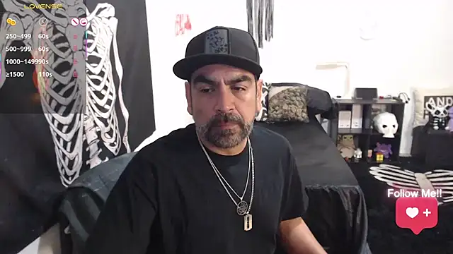 soyelcarlitos  online show from April 14, 5:23 am