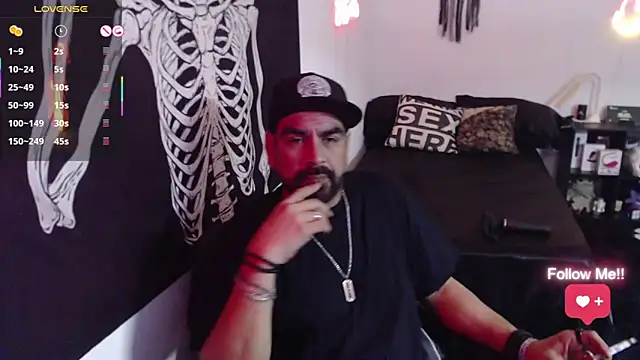 soyelcarlitos  online show from April 17, 1:19 am