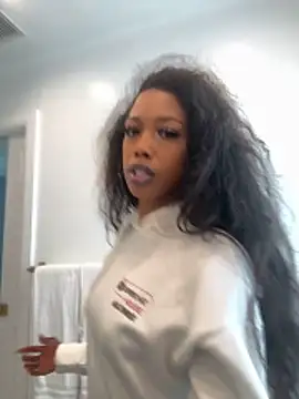 mismialove online show from May 1, 6:35 pm