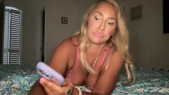 Snapshot of Fitnessbabe69 chatting on September 25, 7:25 am Fitnessbabe69 online show from September 25, 7:25 am