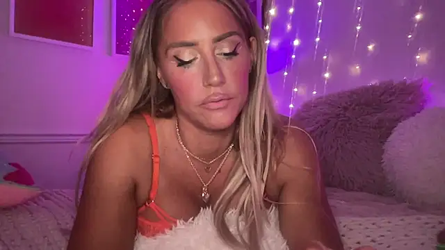 Fitnessbabe69 online show from April 3, 7:59 am